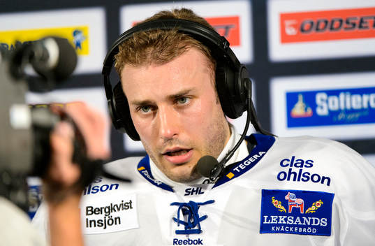 Leksands Fabian Brunnström blir intervjuad av TV i första