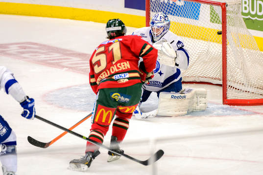 Frölundas Mats Rosseli Olsen gör 1-0 bakom Leksands