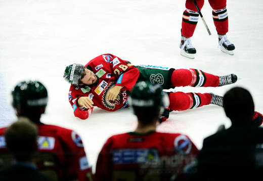 Frölundas Dick Axelsson ligger kvar på isen