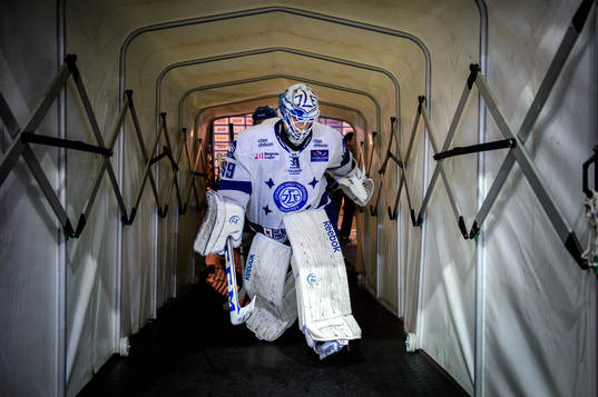 Leksands målvakt Oscar Alsenfelt går genom spelartunneln