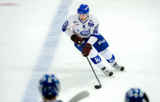 Leksands Fabian Brunnström med pucken