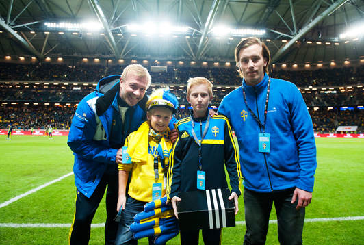 Magnus Hedman (v) poserar med pojkar och en representant