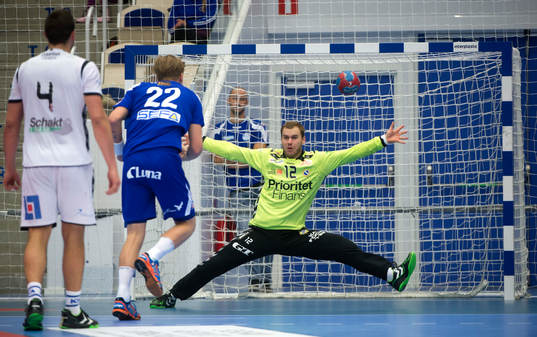 Redbergslids målvakt Tony Heeringson försöker ta en