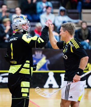s målvakt Patrik Åman och Henrik Lorendahl jublar