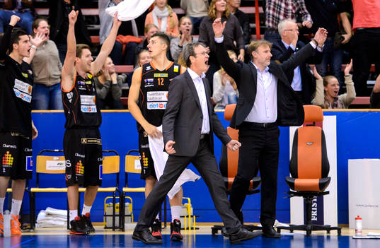Borås Roope Ahonen och tränare Pat Ryan jublar på bänken