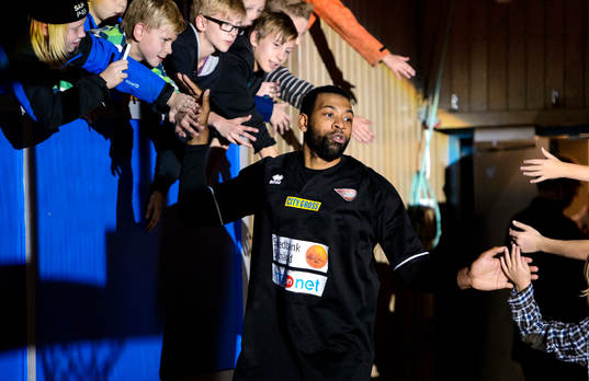 Borås Chris McKnight springer in på planen innan