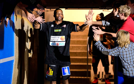 Borås James Miller springer in på planen innan