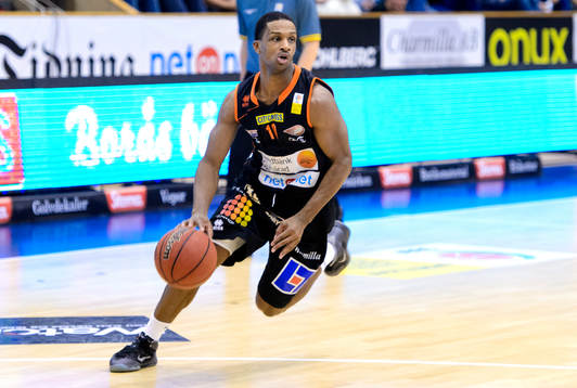Borås James Miller med bollen