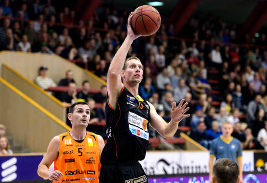 Borås Mike Palm skjuter mot korgen