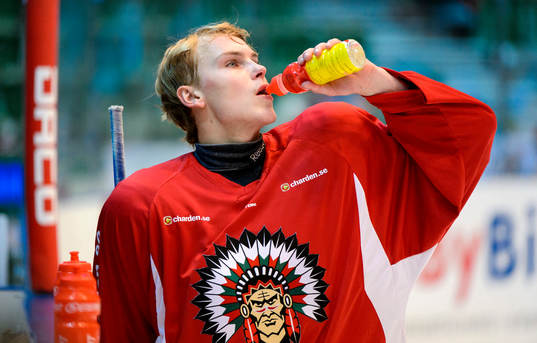 Frölundas Anton Blidh dricker innan ishockeymatchen i SHL
