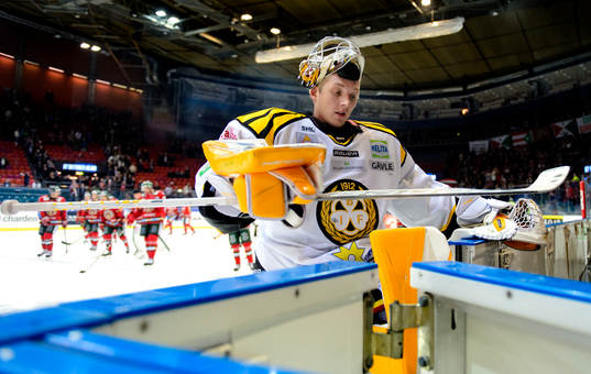 Brynäs målvakt Robin Rahm lämnar isen