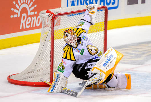 Brynäs målvakt Robin Rahm ramlar