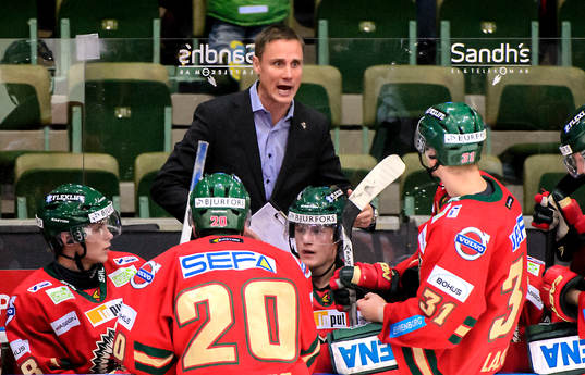 Frölundas tränare Roger Rönnberg pratar med laget