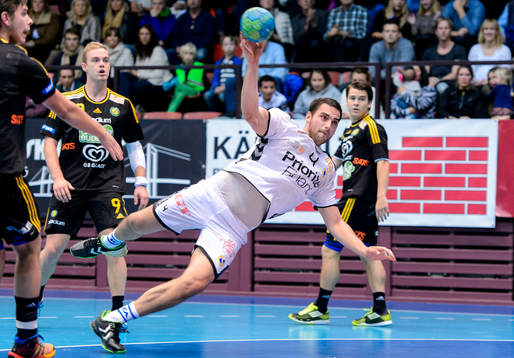 Redbergslids Mario Lipovac hoppar mot mål
