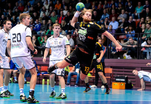 Sävehofs Oskar Ysander hoppar mot mål