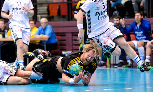 +Sävehofs Oskar Ysander tacklas omkull