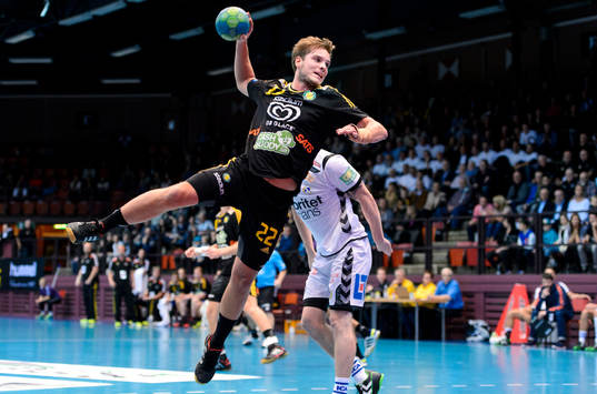 Sävehofs Eric Forsell-Schefvert hoppar mot mål