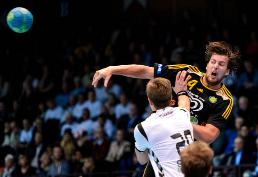 Sävehofs Mattias Thynell passar bollen