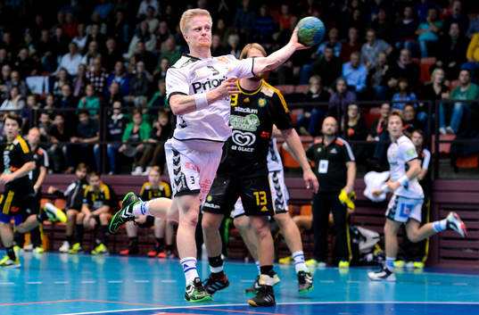 Redbergslids Tobias Östanbäck skjuter mot mål