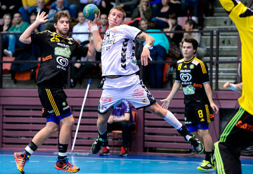Redbergslids Linus Arnesson hoppar mot mål