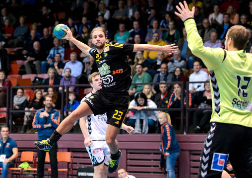 Sävehofs Viktor Ottosson hoppar mot mål