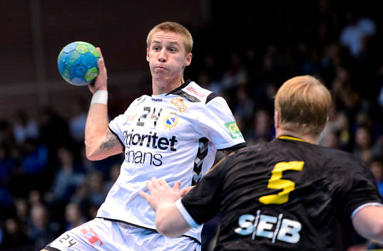 Redbergslids Linus Arnesson med bollen