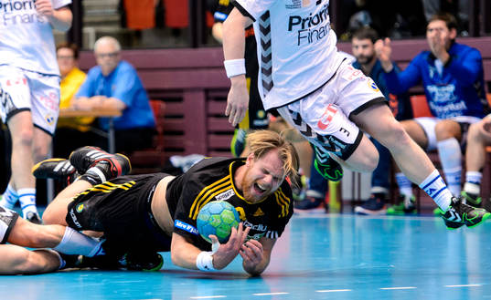 +Sävehofs Oskar Ysander tacklas omkull