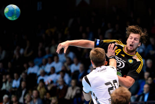 Sävehofs Mattias Thynell passar bollen