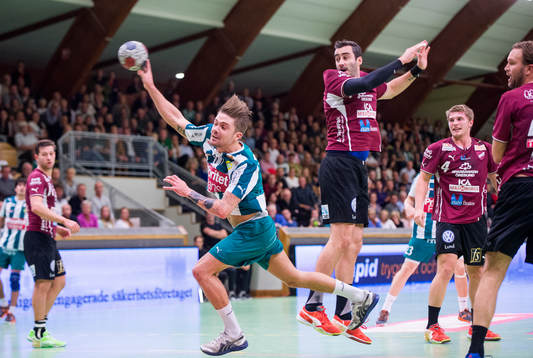 Hammarbys Martin Dolk flyger in framför mål