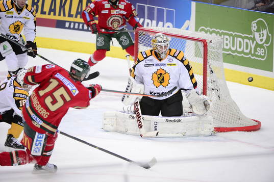 Frölundas John Klingberg skjuter mot Skellefteås målvakt
