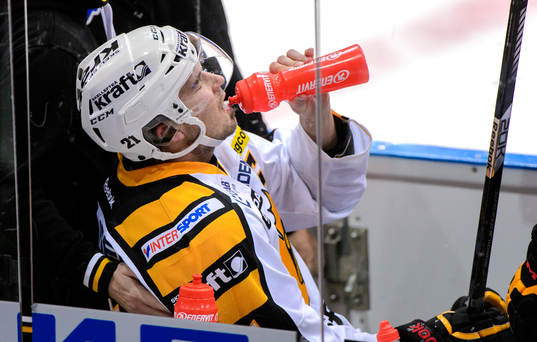 Skellefteås Jimmie Ericsson sitter på bänken och dricker