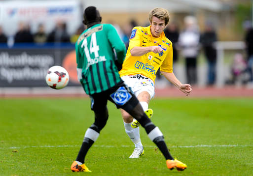 Falkenbergs Adam Eriksson skjuter bollen