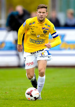 Falkenbergs David Svensson med bollen