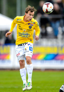 Falkenbergs Anton Wede nickar bollen