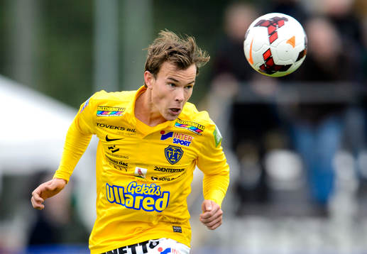 Falkenbergs Anton Wede nickar bollen