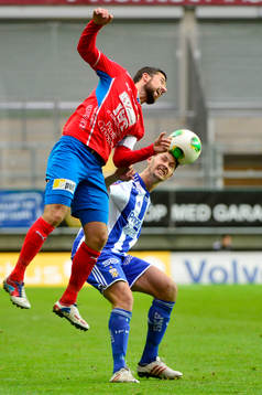 Östers Denis Velic och IFK Göteborgs Philip Haglund