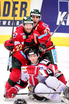 Frölundas Robin Figren jublar med Erik Gustafsson
