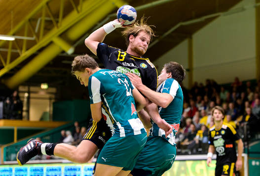 Sävehofs Oskar Ysander i närkamp på linjen