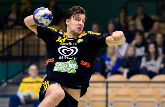Sävehofs Mattias Thynell med bollen