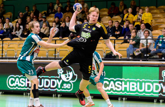 Sävehofs Viktor Rhodin hoppar mot mål