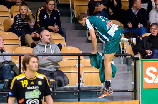 Hammarbys Anders Wik-Rydberg går upp på läktaren