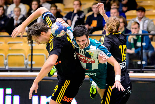 Hammarbys Josef Pujol hoppar in i försvarande Sävehofs