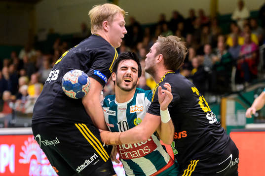 Hammarbys Josef Pujol stoppas av Sävehofs Viktor Rhodin