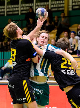 Hammarbys Richard Hanisch stoppas av Sävehofs Oskar