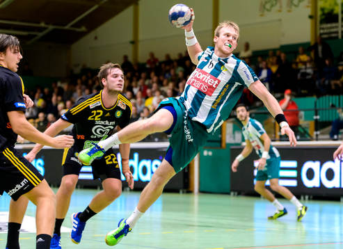 Hammarbys Adam Johansson hoppar mot mål