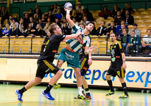 Hammarbys Josef Pujol skjuter mot mål