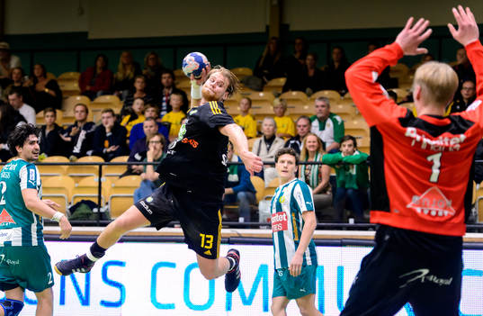 Sävehofs Oskar Ysander hoppar mot mål