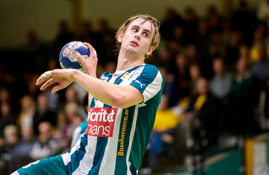 Hammarbys Richard Hanisch med bollen