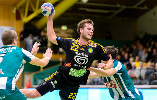 Sävehofs Eric Forsell-Schefvert hoppar mot målet