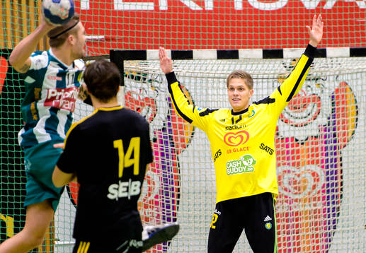 Sävehofs målvakt Peter Johannesson gör sig redo att ta